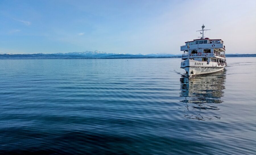 Ausflugsschiff "Baden" auf dem Bodensee mit den Schweizer Alpen im Hintergrund