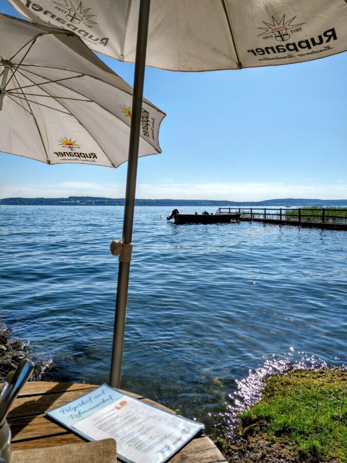 Biergarten des Hotels Pilgerhof direkt am Bodensee mit Blick auf den Steg und See