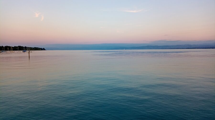 Bodensee im Abendrot bei klarem Himmel und mit Blick auf die Schweizer Seite