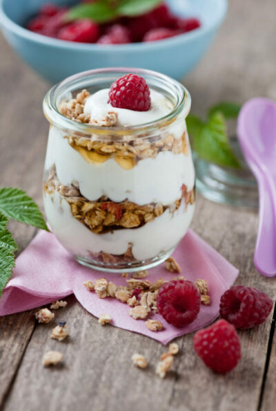 Müsli mit Himbeeren gesunde Ernährung