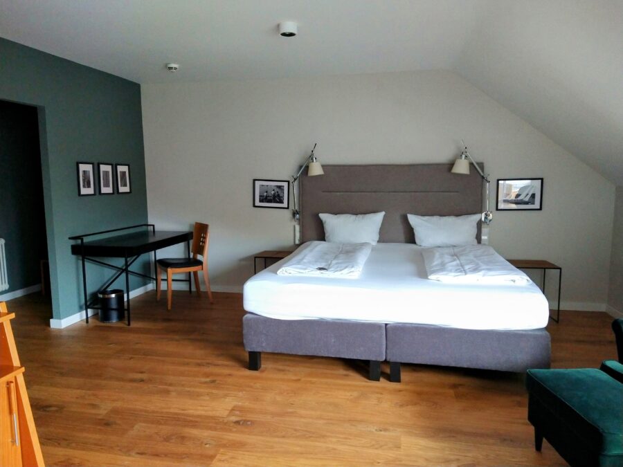 Doppelzimmer mit Schreibtisch, Doppelbett und Holzboden im Hotel Pilgerhof in Uhldingen-Mühlhofen am Bodensee