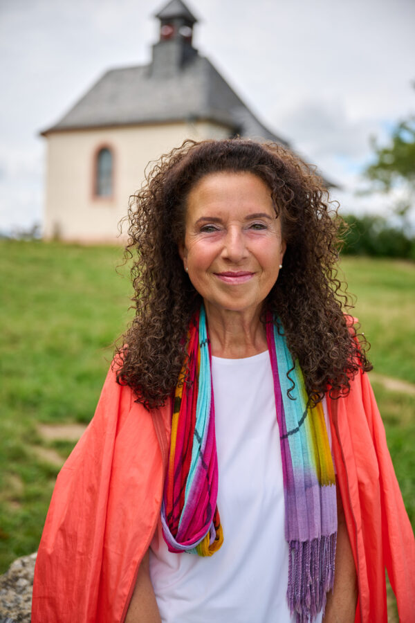 Fastenleiterin Inge Maria Hammerschmidt vor der Kapelle der Kleinen Kalmit bei Landau in der Südpfalz
