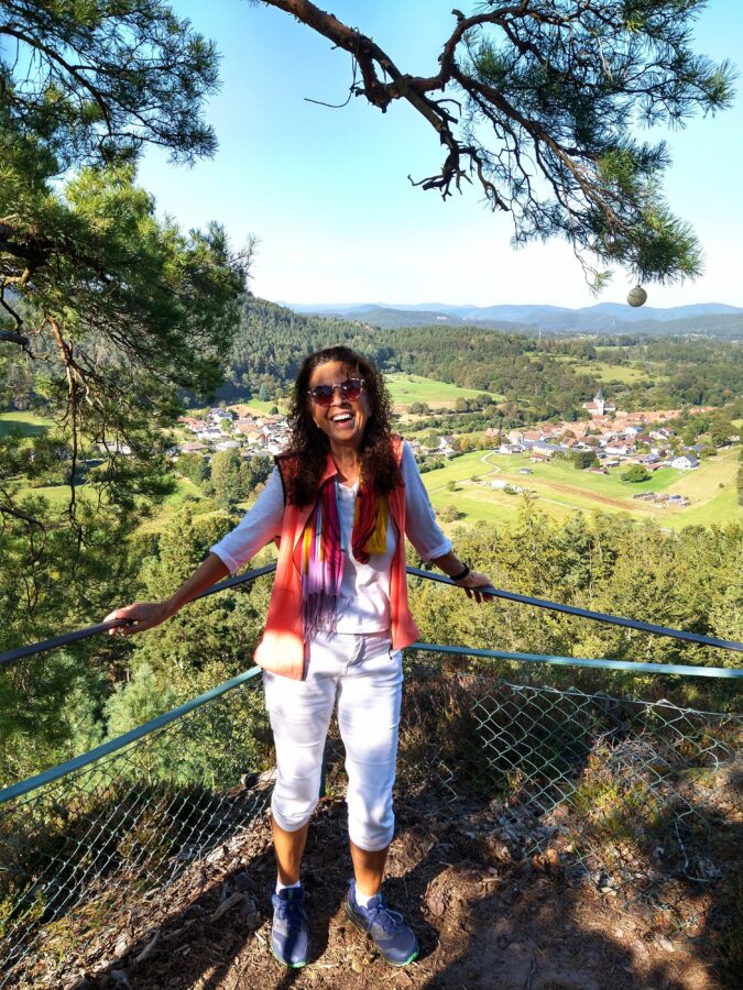 Fastenleiterin Inge Maria Hammerschmidt an einem Aussichtspunkt im Pfälzerwald
