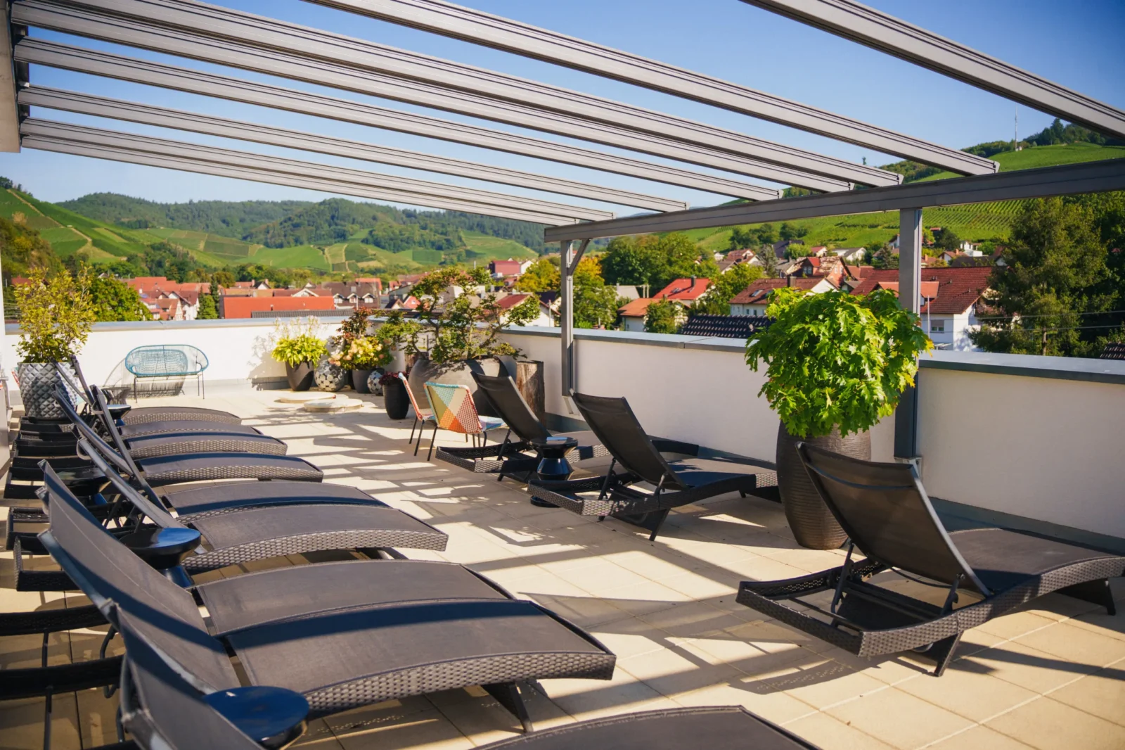 Dachterrasse mit Liegen beim Fastenwandern im Hotel Ritter in Durbach mit Ausblick auf die Weinberge