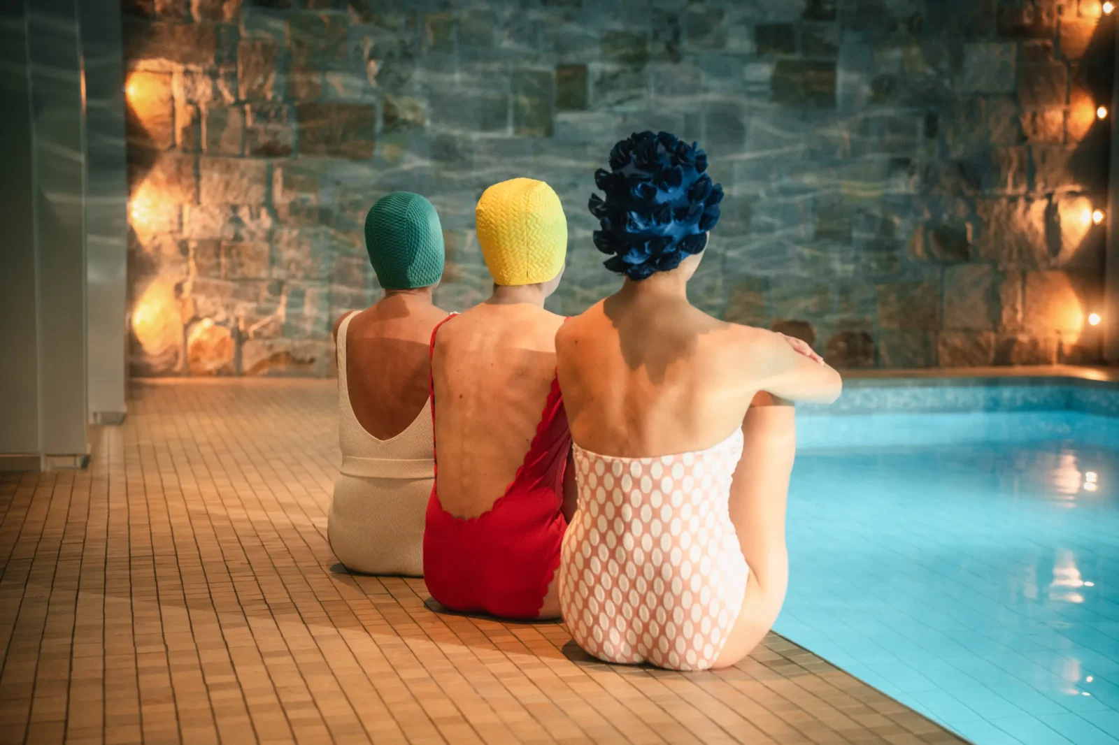 Drei Frauen am Poolrand im Hotel Ritter in Durbach bei einem Fastenwander-Seminar