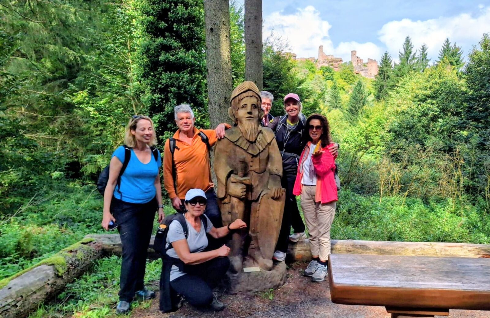 Fastengruppe im Pfälzerwald mit der Burg Altdahn im Hintergrund