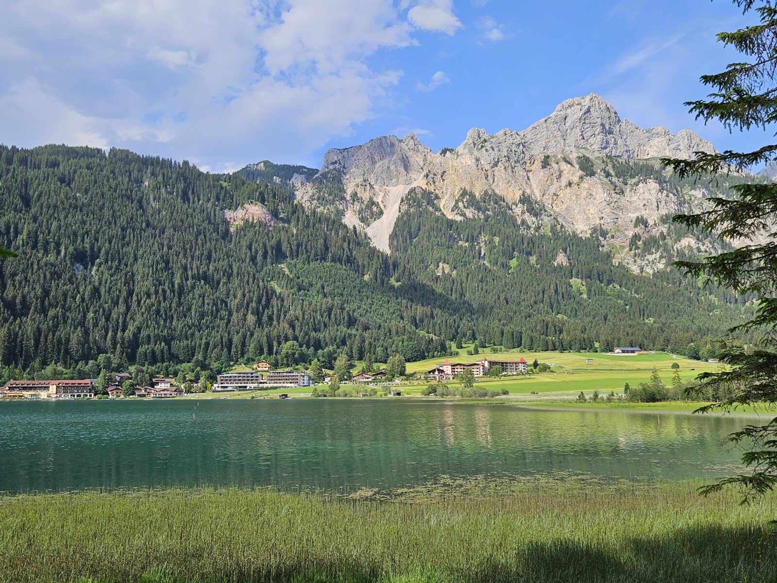 Haldensee im Tannheimer Tal in Österreich mit Bergpanorama