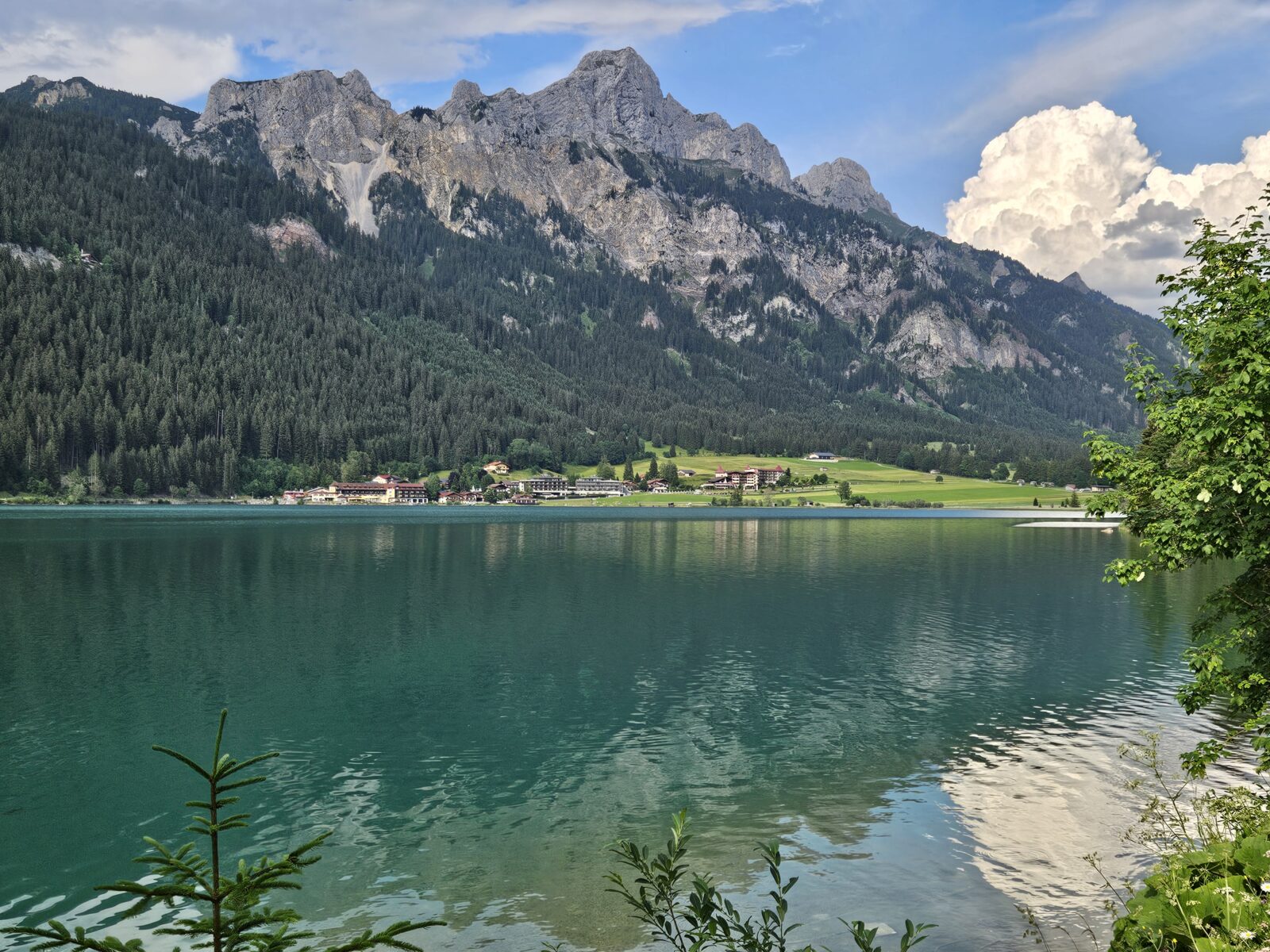 Haldensee im Tannheimer Tal in Österreich mit Bergkulisse