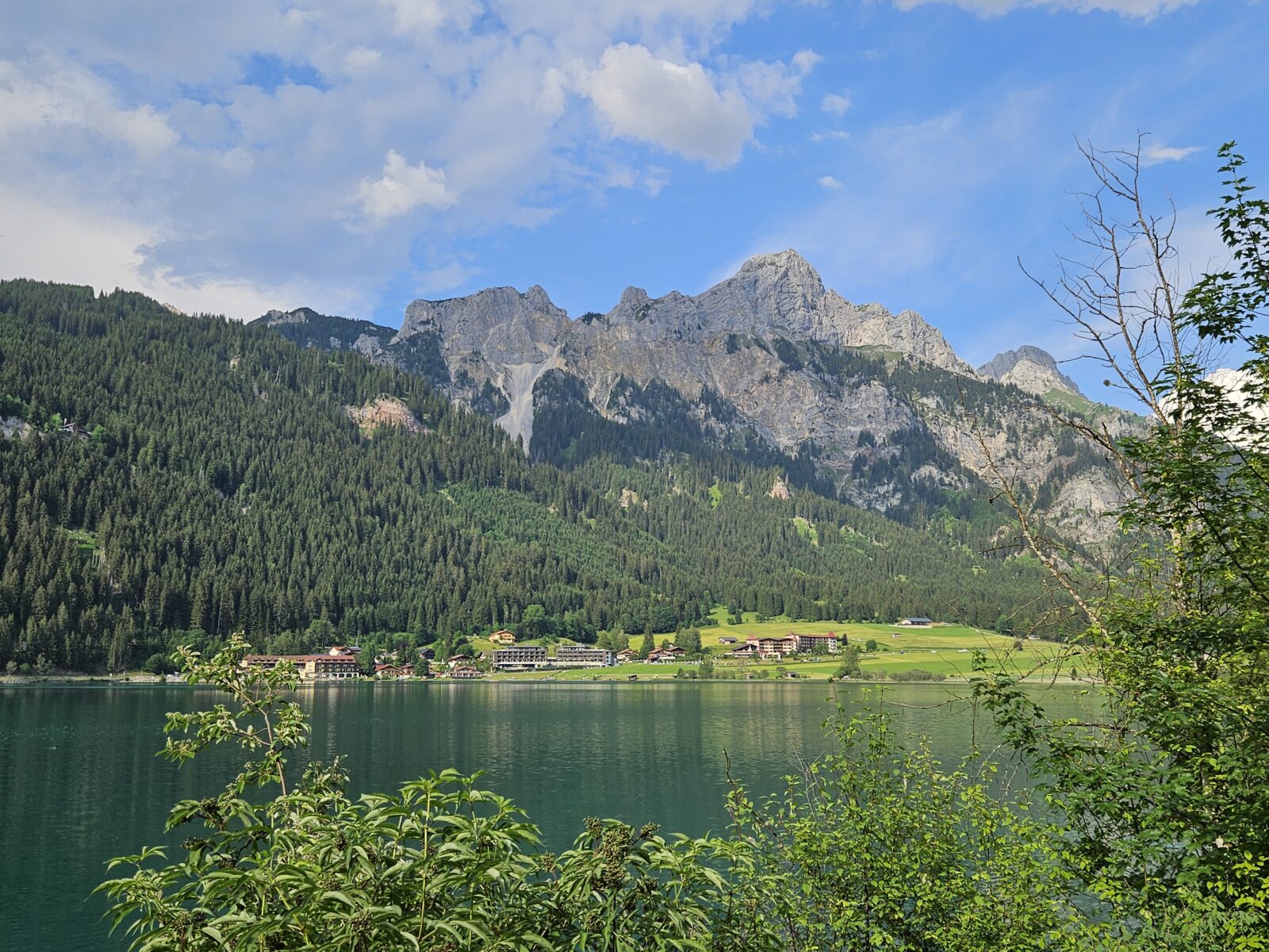 Haldensee im Tannheimer Tal in Österreich mit Bergpanorama