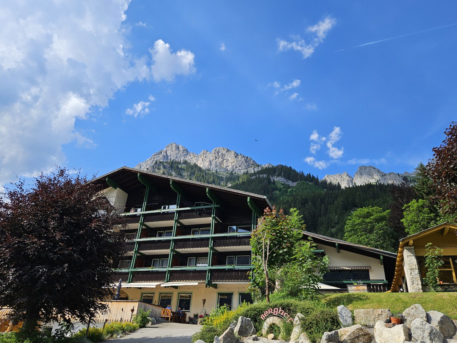 Außenansicht des Hotels Berghof in Nesselwängle im Tannheimer Tal in Österreich mit Bergkulisse