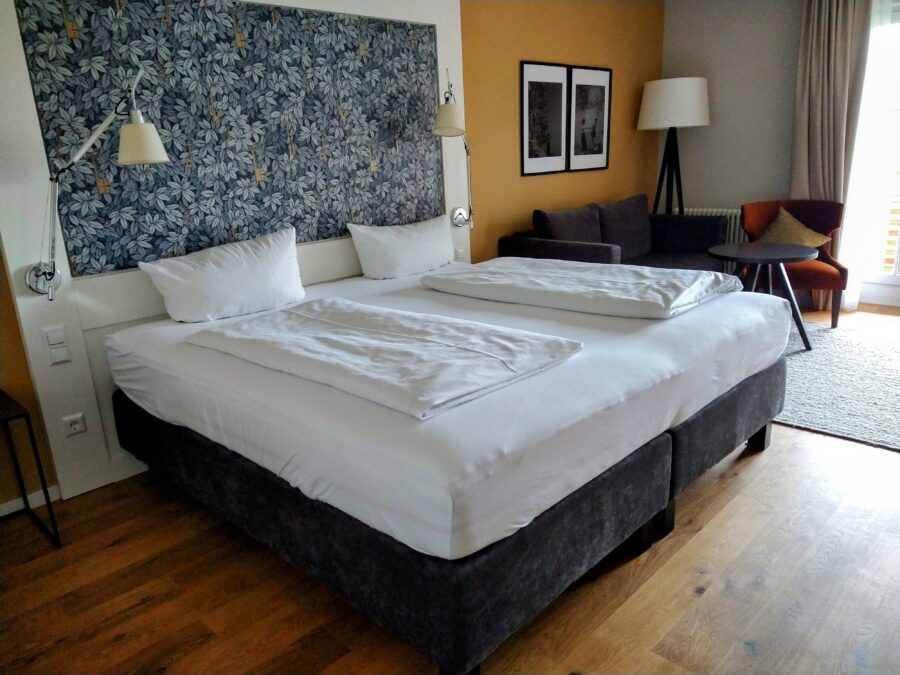 Doppelbett in einem Doppelzimmer im Hotel Pilgerhof in Uhldingen-Mühlhofen