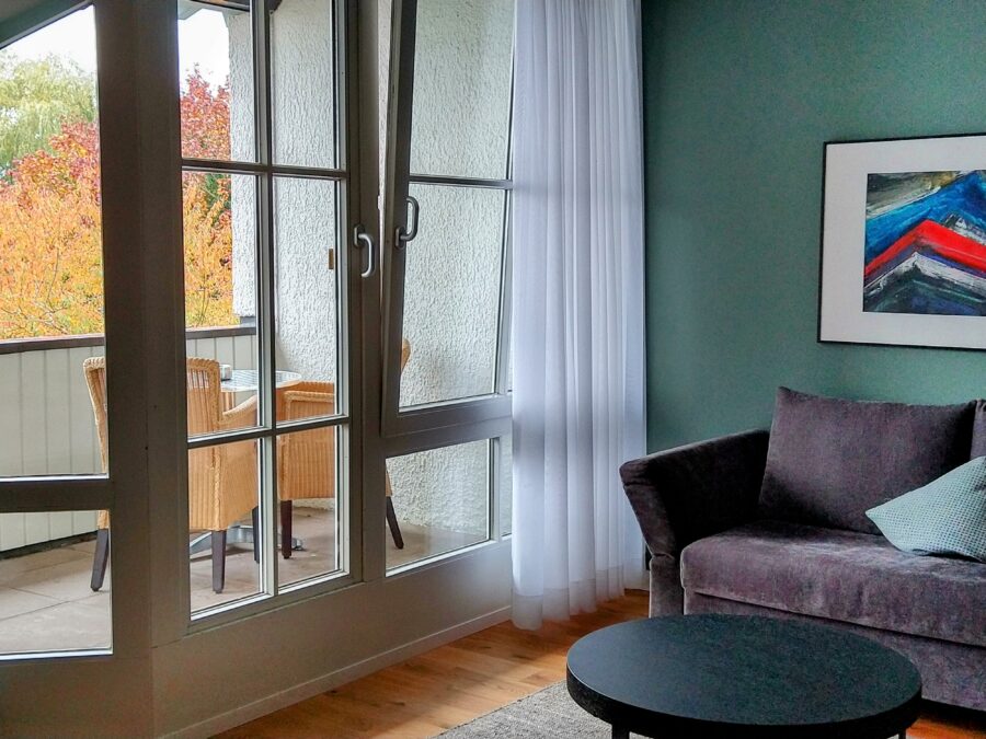 Doppelzimmer mit Balkon und Sofaecke im Hotel Pilgerhof am Bodensee