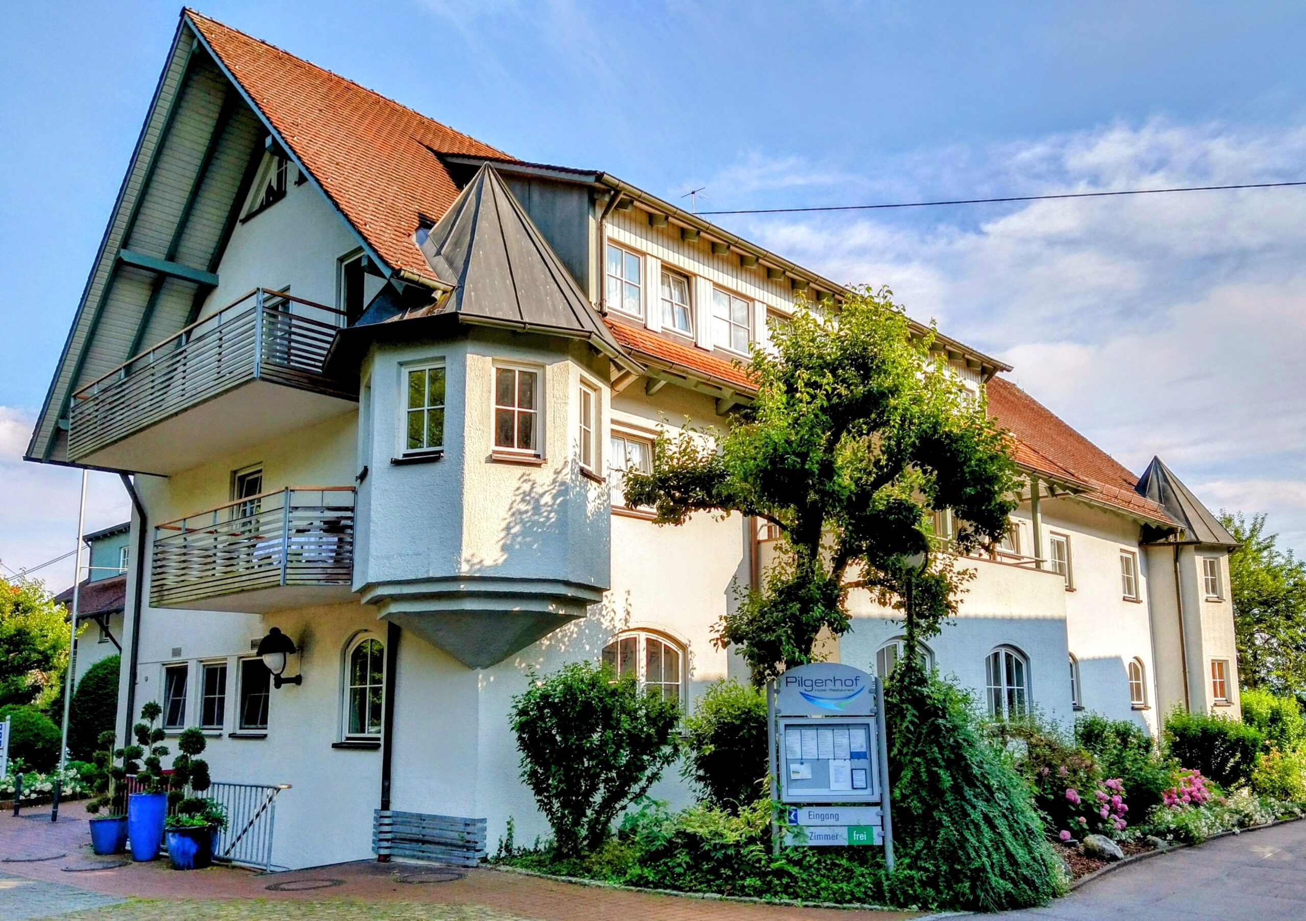 Außenansicht des Hotels Pilgerhof in Uhldingen-Mühlhofen direkt am Bodensee