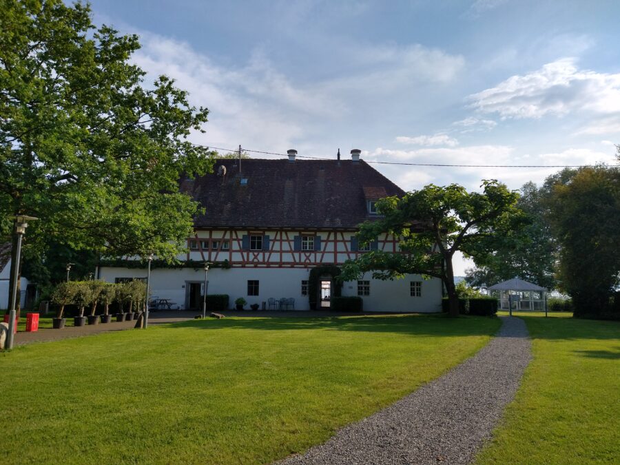 Fachwerkhaus des Hotels Rebmannshof in Uhldingen-Mühlhofen mit großem Garten am Bodensee