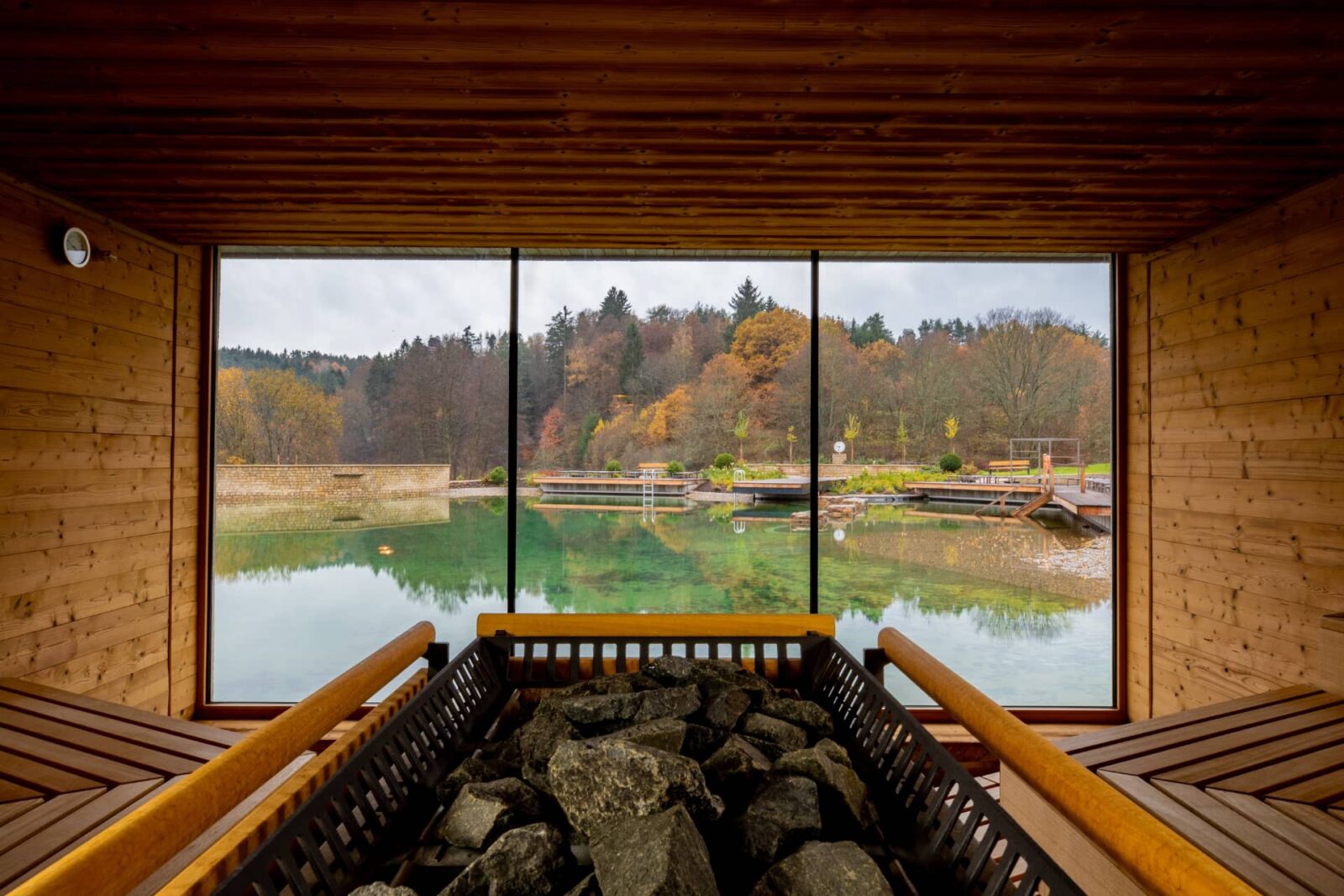 Sauna auf der Sauna-Insel des Pfalzblick Wald Spa Resorts in Dahn mit Blick auf den Badeteich