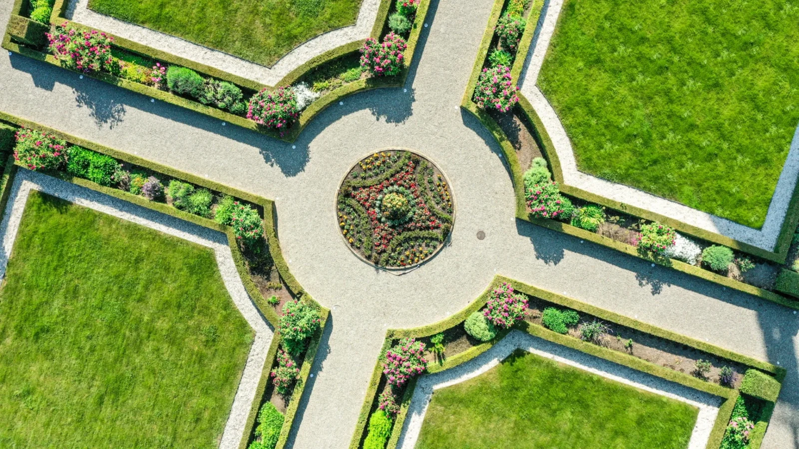 Blumenbeete und Wege im Schlosspark von Schloss Maurach am Bodensee von oben