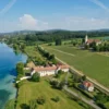 Blick auf Schloss Maurach mit Kloster Birnau am Bodensee von oben