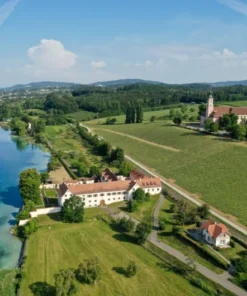 Blick auf Schloss Maurach mit Kloster Birnau am Bodensee von oben