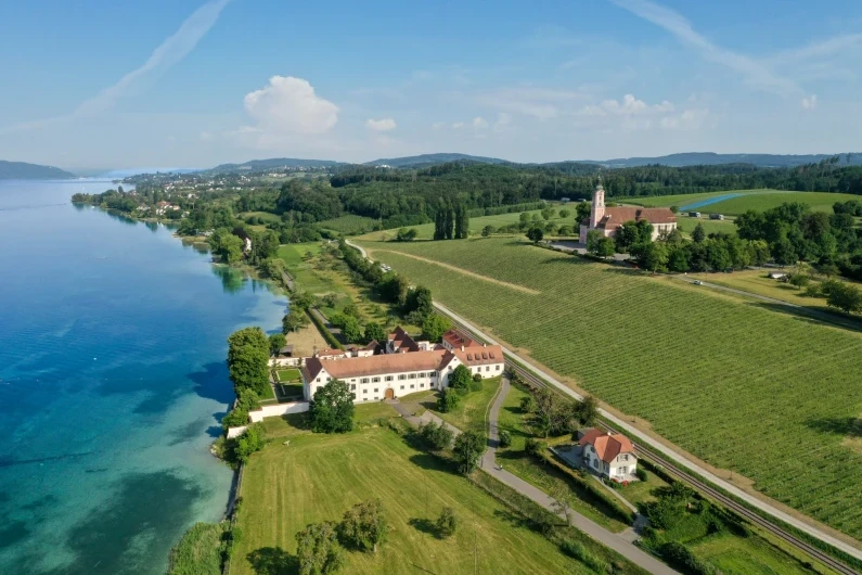 Blick auf Schloss Maurach mit Kloster Birnau am Bodensee von oben