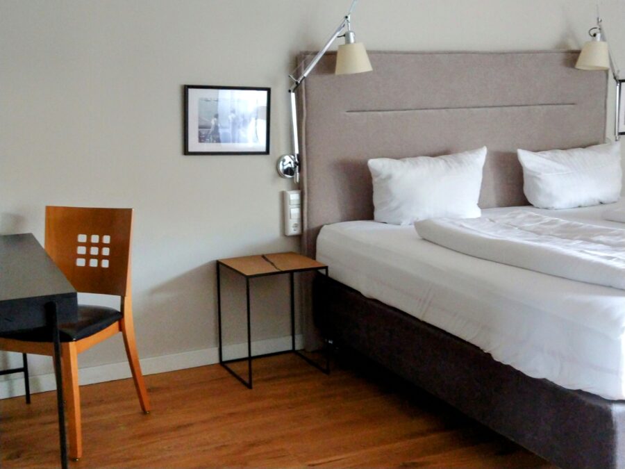 Schreibtisch und Doppelbett in einem Doppelzimmer des Hotels Pilgerhof in Uhldingen-Mühlhofen am Bodensee