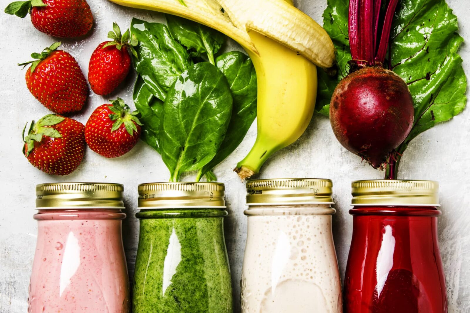 vier verschiedene Smoothies aus Obst und Gemüse beim Vital-Basenfasten oder Rohkost-Fasten
