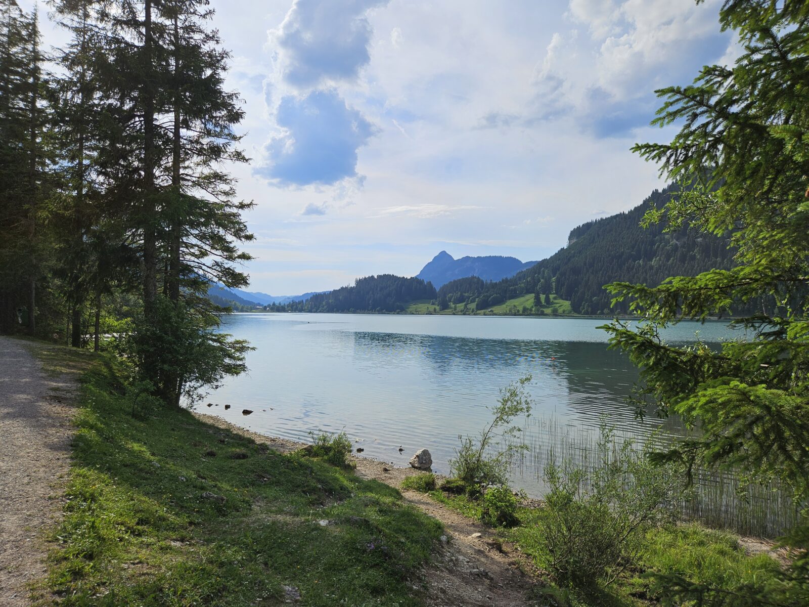 Uferweg am Haldensee im Tannheimer Tal in Österreich