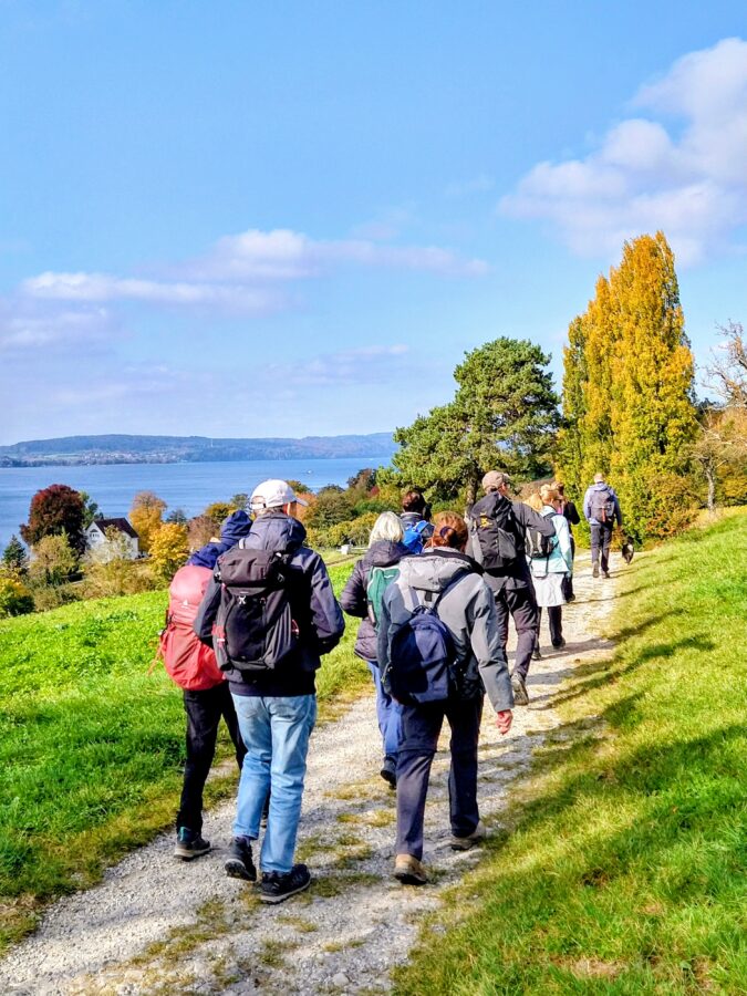 Fastenwanderer auf einem Höhenweg über dem Bodensee beim Buchingerfasten