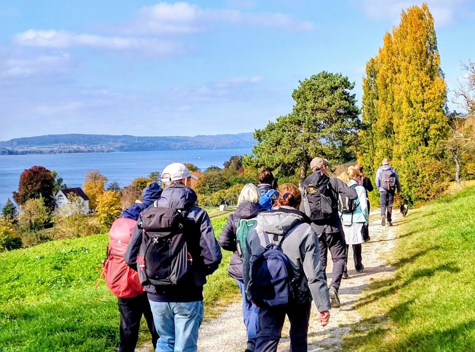 Wanderer am Bodensee beim Buchingerfasten im Hotel Pilgerhof wandern am herbstlichen Seeufer entlang.